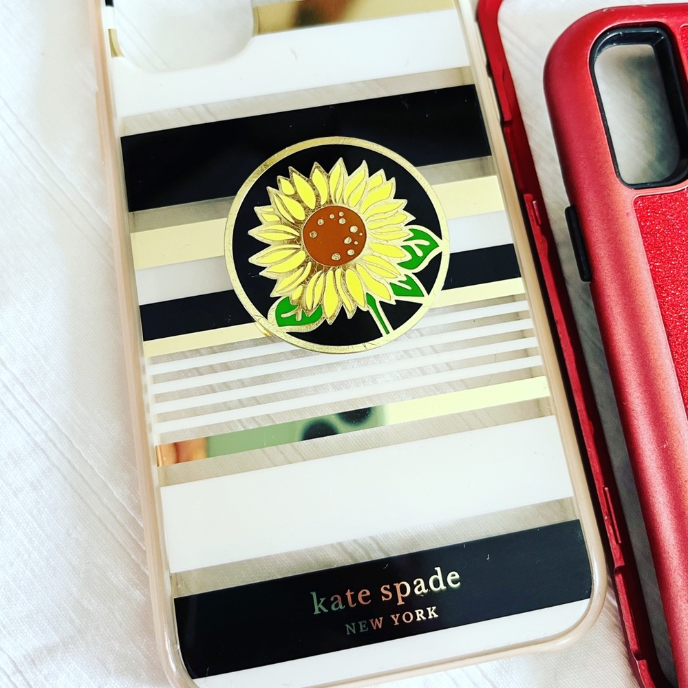 Assortment of (3) iPhone XR phone cases 📱- gently used - all 3 have popsockets!